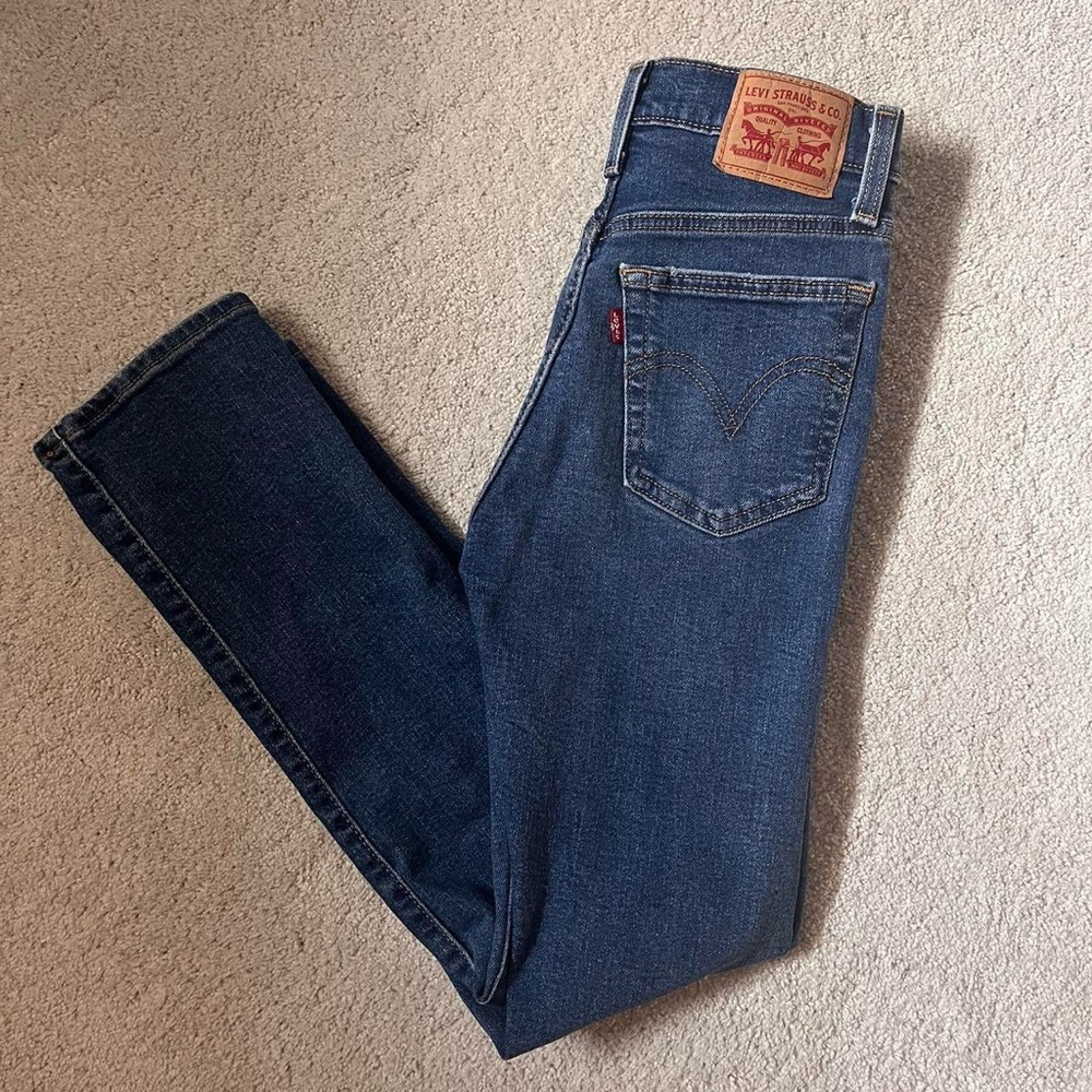 Levi’s ripped wedgie straight jeans